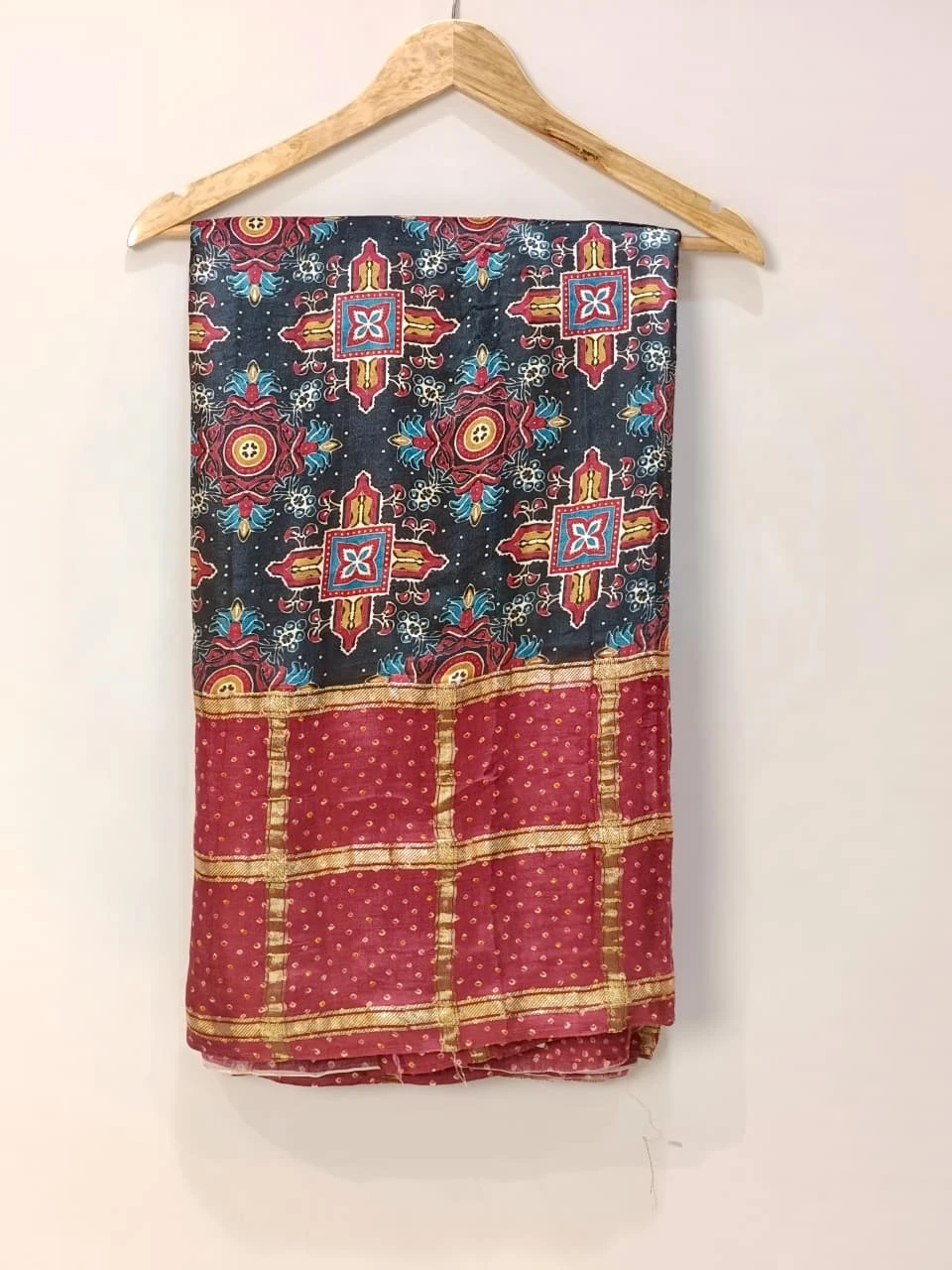 Bandhani blast Traditional Handloom Saree with Geometric Prints QS251930